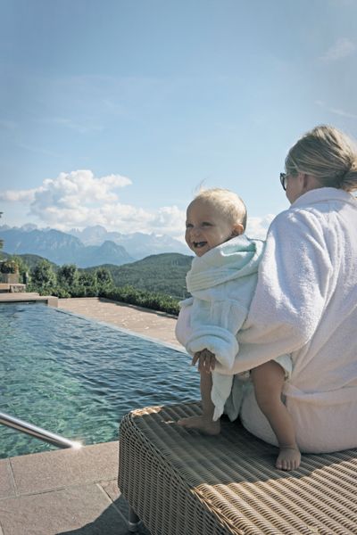 Baby und Mama am Pool©Frieder Blickle.jpg