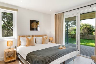 Perfect-Stays-Shorebreak-master-bedroom.jpg