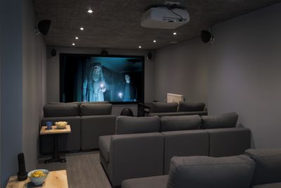 Perfect-Stays-Shun-Lee-cinema-room.jpg