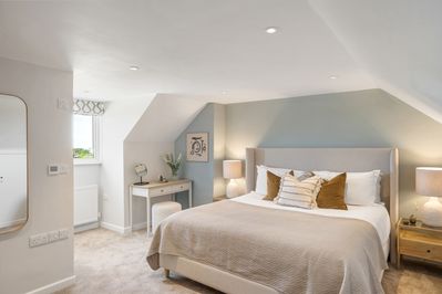 Perfect-Stays-Fair-Skies-master-bedroom-2.jpg