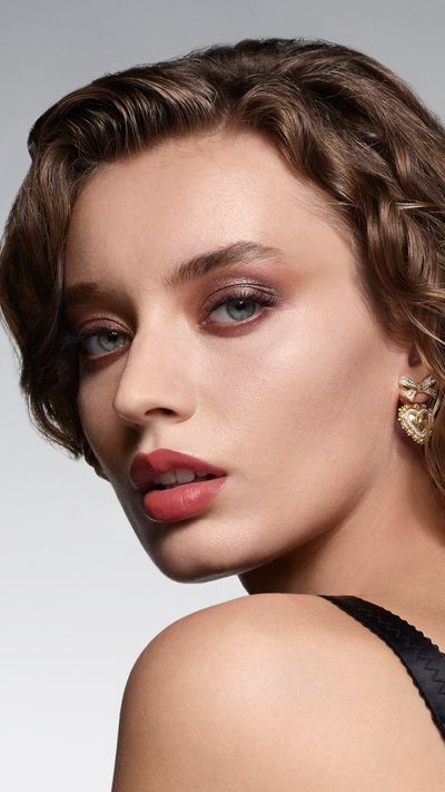 DG_MU25_EVER_ICON_EYE_PALETTE_MAKEUP_PORTRAIT_NIGHT_LOOK_AMBER_VENUS_MODEL_1_JPG_9X16_300_DPI.jpg