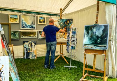 Artist painting at Sculpture by the Lakes.jpeg