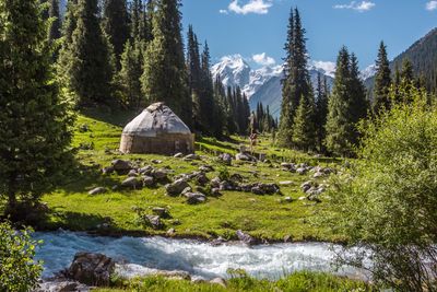 Classic wool house of Kyrgyz nomads, that stay on river e in Jety-Oguz valley - dreamstime_xl_104310223.jpg