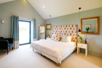 Perfect-Stays-Trelawn-master-bedroom-1.jpg