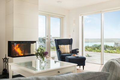 Perfect-Stays-Sea-Breezes-living-area-2.jpg