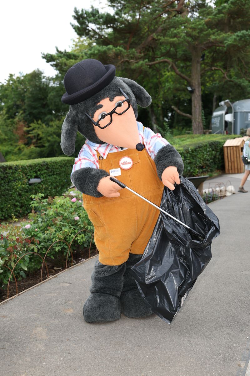 Tobermory does a spot of litter picking.JPG