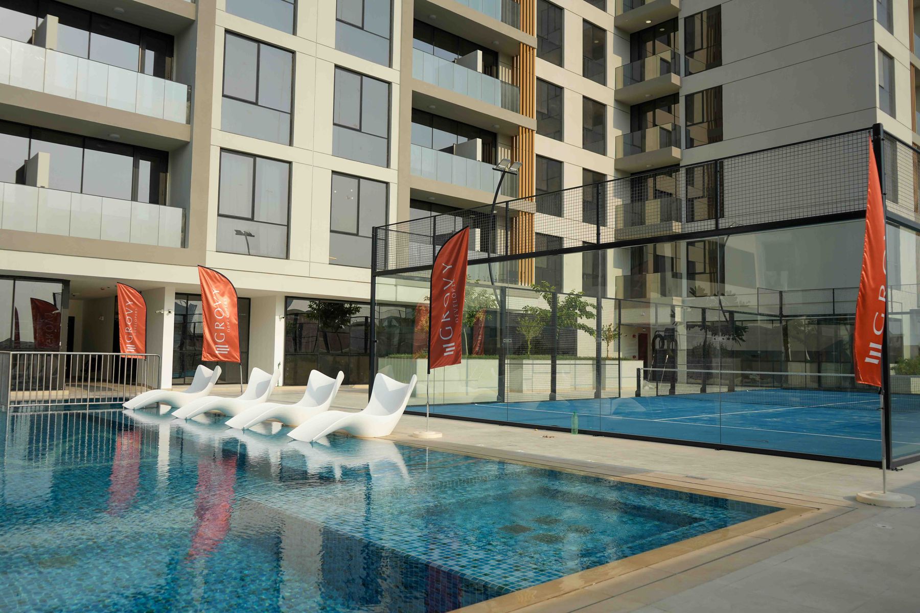 Temperature-controlled pool that adjusts to external climate conditions