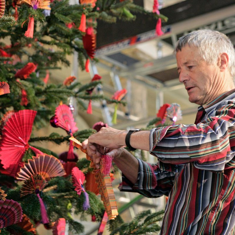 Kaffe Fassett, decorating a Christmas tree with his famous fans, 