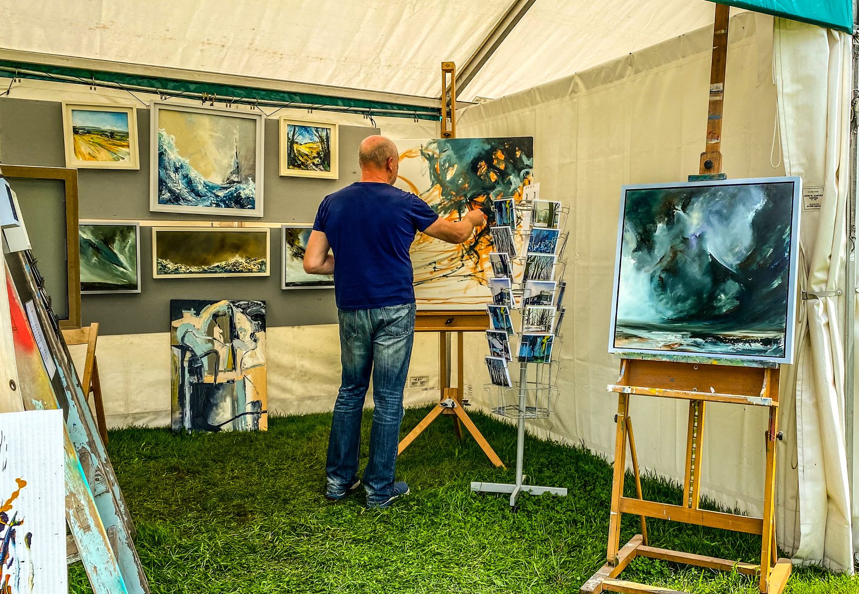 Artist painting at Sculpture by the Lakes.jpeg