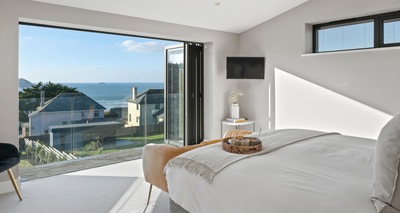 Perfect-Stays-Sunny-Seven-Master-Bedroom.png
