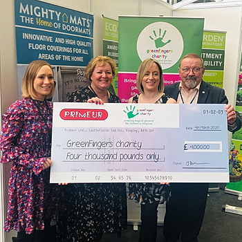 Primeur  presents Greenfingers with £4000 cheque.jpg
