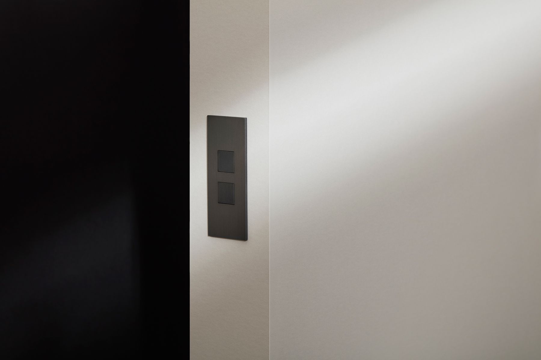 Narrow wall plate, low-voltage keypad switches