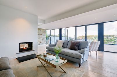 Perfect-Stays-The-Lookout-living-area-1.jpg