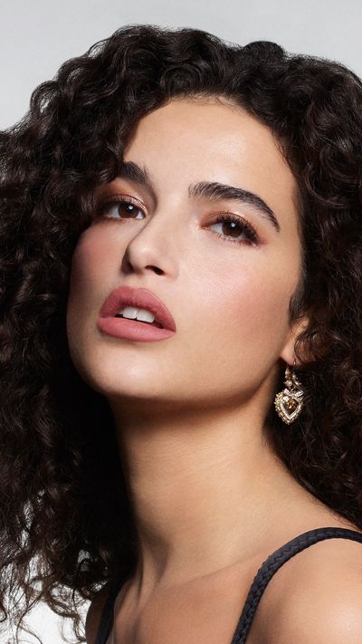 DG_MU25_EVER_ICON_EYE_PALETTE_MAKEUP_PORTRAIT_DAY_LOOK_AMBER_VENUS_MODEL_3_JPG_9X16_300_DPI.jpg