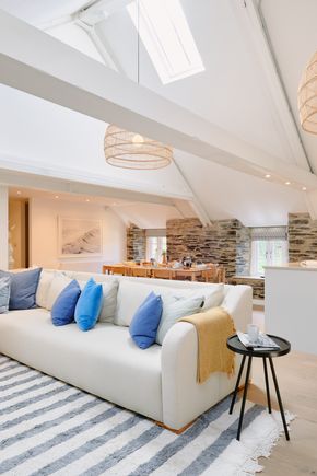 Perfect-Stays-Harbour-Walk-living-area-2.jpg