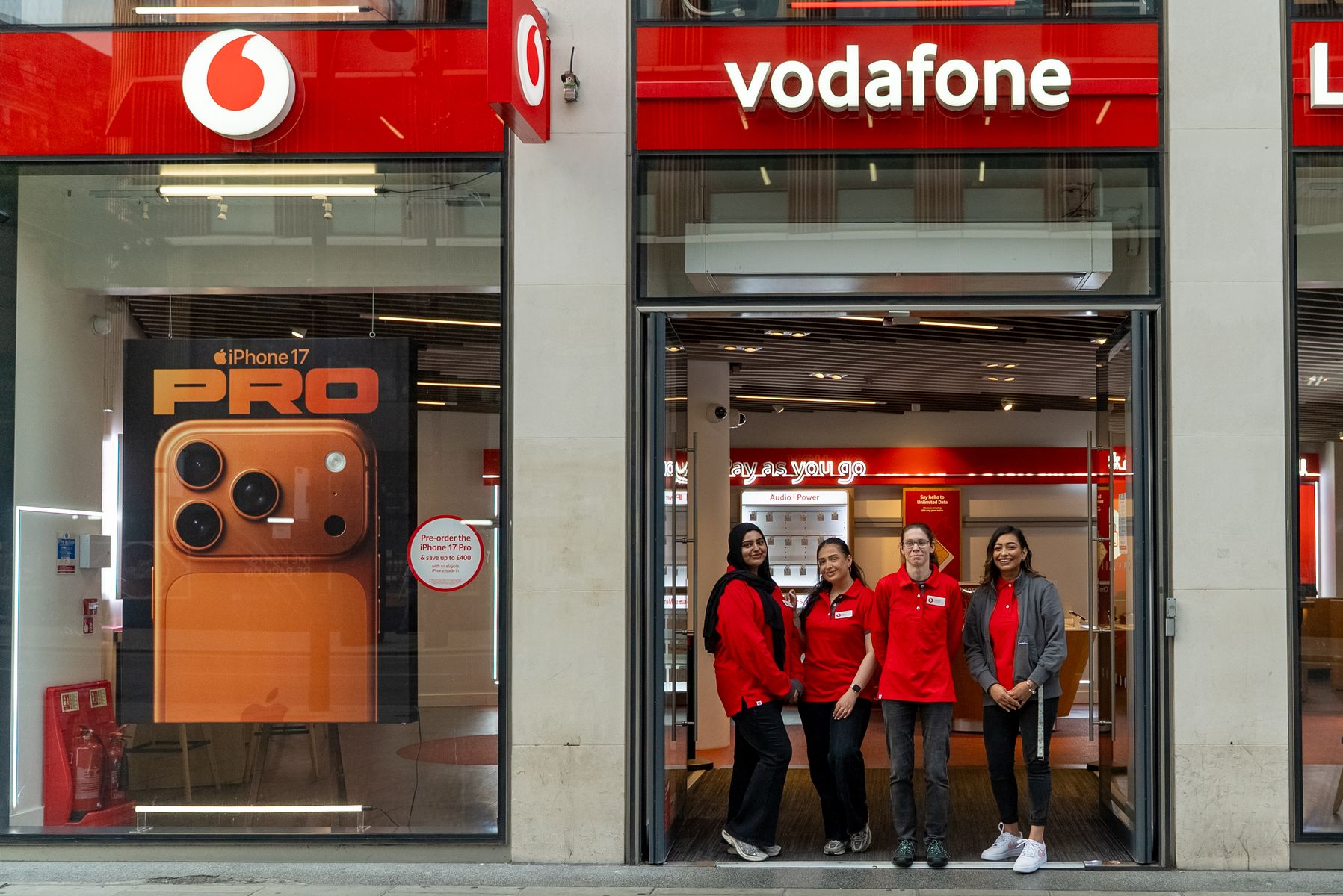 Vodafone Oxford Street - iPhone 17 - 30.jpg