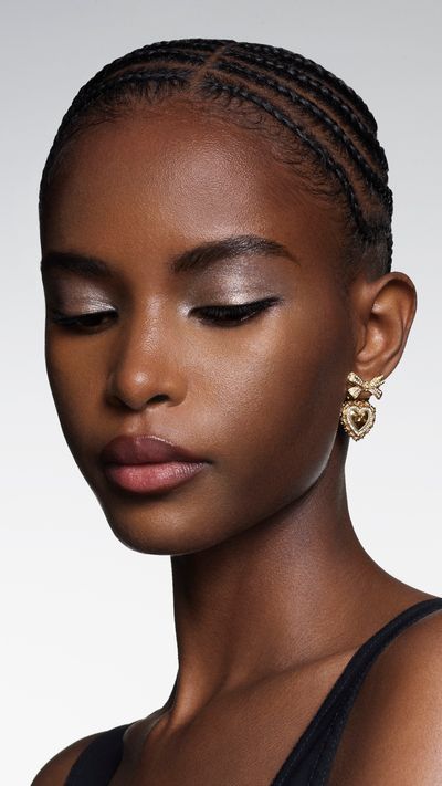 DG_MU25_EVER_ICON_EYE_PALETTE_MAKEUP_PORTRAIT_DAY_LOOK_ROSE_GODDESS_MODEL_5_JPG_9X16_300_DPI.jpg