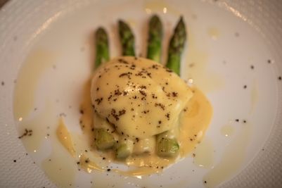 Asparagus, poached bantam egg, hollandaise and grated truffle 