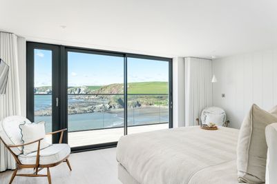 Perfect-Stays-Clifftop-master-bedroom.jpg