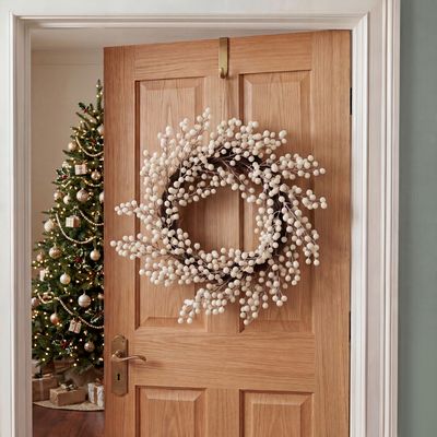 HMXWREATHBERRYW-White-Berry-Wreath-Insitu-Art-01-300dpi.jpg