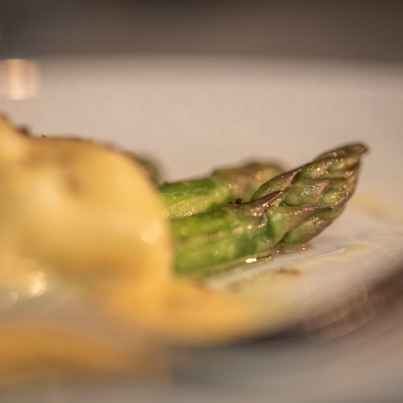 Asparagus, poached bantam egg, hollandaise and grated truffle 