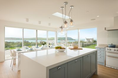 Perfect-Stays-Sea-Breezes-kitchen-1.jpg