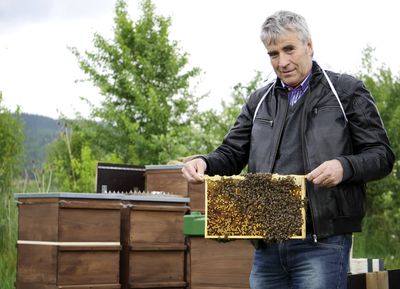 Neudorff's Hans Martin Lohmann with honey bees.jpg