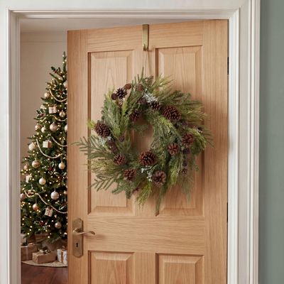 Charles Bentley HMXWREATHCONE-Wreath-with-Pinecones-Insitu-Art-02-300dpi.jpg