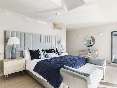 Perfect-Stays-Seaglass-House master bedroom.jpg