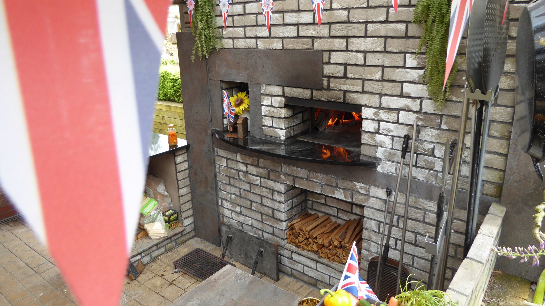 A Valoriani oven built into a contemporary garden surround,