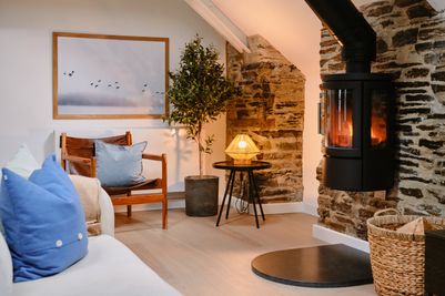 Perfect-Stays-Harbour-Walk-living-area-3.jpg