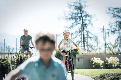 Familie beim Radfahren © Hannes Niederkofler_HQ-6801.jpg