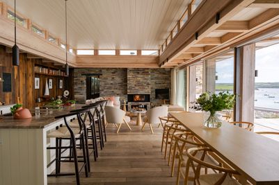 Perfect-Stays-Ferryside-kitchen-dining-table.jpg