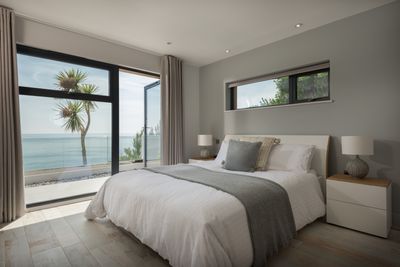 Perfect-Stays-Sea-Edge-master-bedroom.jpg