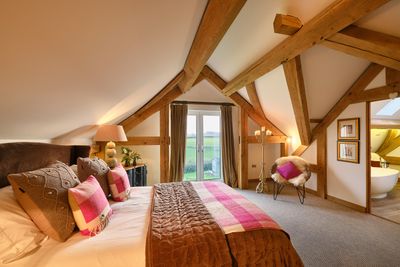 Perfect-Stays-Willows-Rest-master-bedroom.jpg
