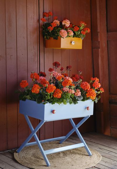 2022_Geraniums_5020_DIY_Planting_Table_with_Drawer_03.jpg