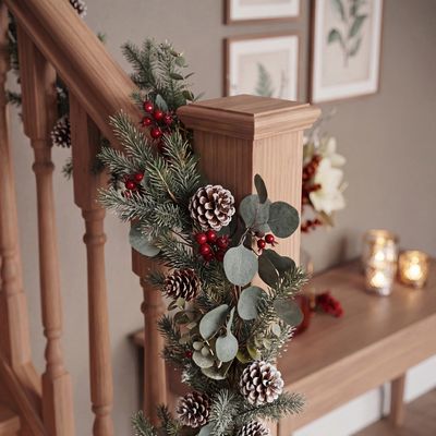 Charles Bentley HMXGARMIX01-Garland-with-Berries-and-Pinecones-Insitu-Art-02-300dpi.jpg