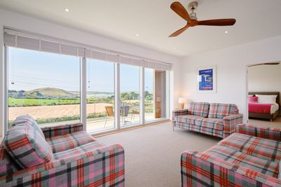 Perfect-Stays-Middle-Hobby-first-floor-lounge-area.jpg