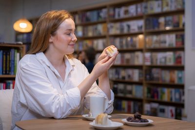 Vanilla date macarons