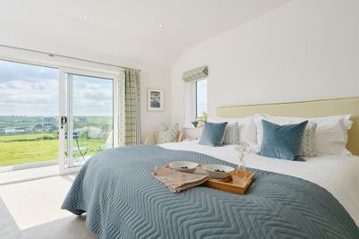 Perfect-Stays-Four-Geese-master-bedroom.jpg