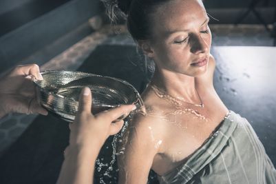Junge Frau im Hamam© Hannes Niederkofler_HQ-8577.jpg