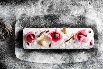 A Floral Christmas Log will be the showstopper of your Christmas Party : a  white chocolate cheesecake, a rose and raspberry flavour on a tahini and pistachio sponge
