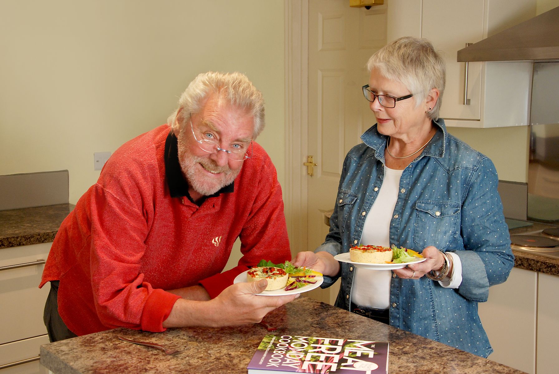 Couple with plates of vegetarian quiche