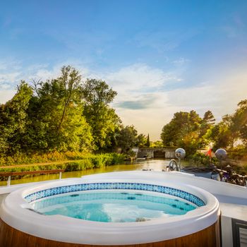 Enchante - Canal du Midi - spa pool  (6).jpg