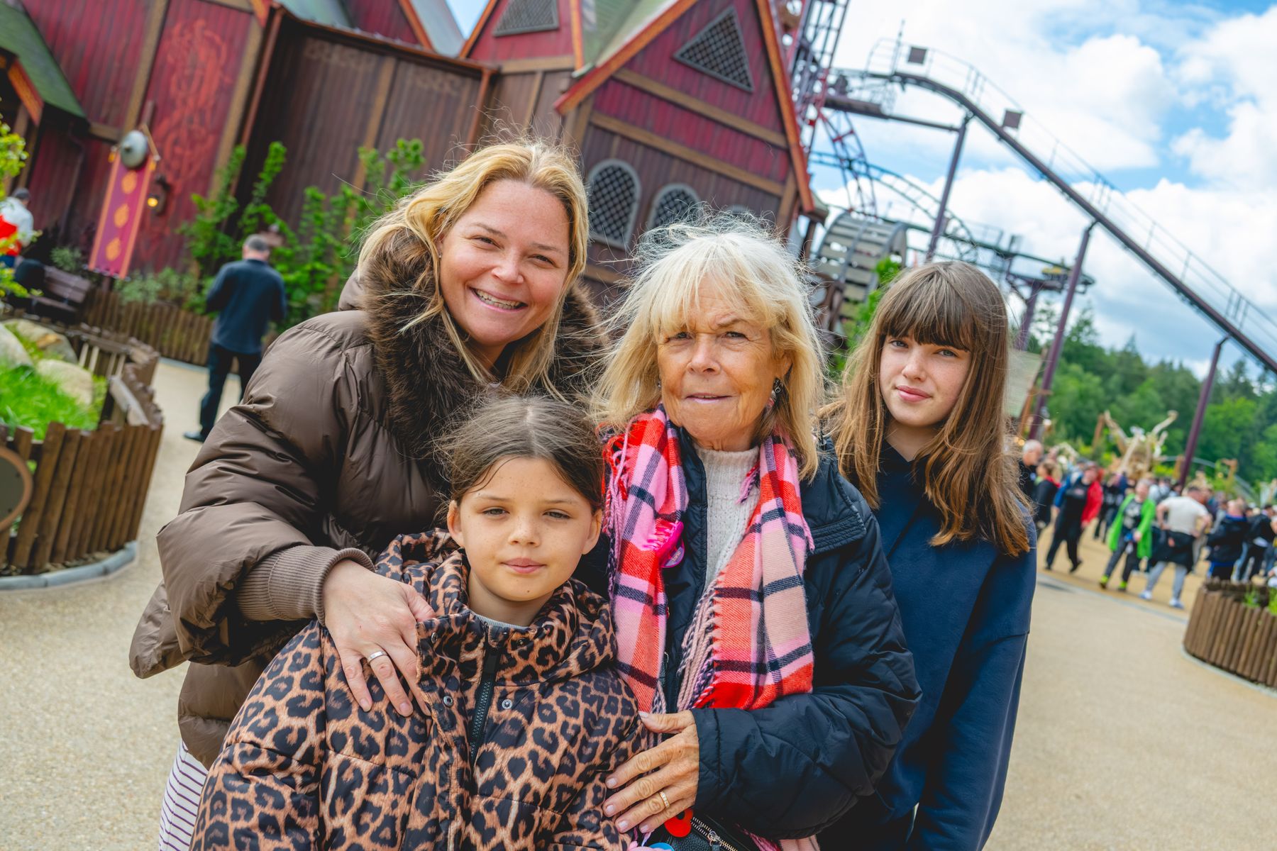 Paultons-Park-2026-Valgard-Vikings-Super-Fans-Day-New-Land-Opening-PR-8-Linda Robson and Family.jpg