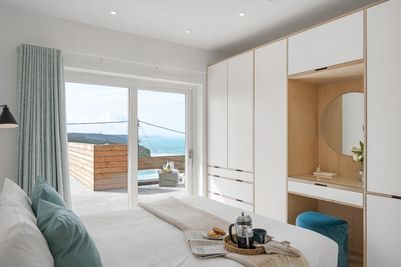Perfect-Stays-Gwelefan-master-bedroom.jpg