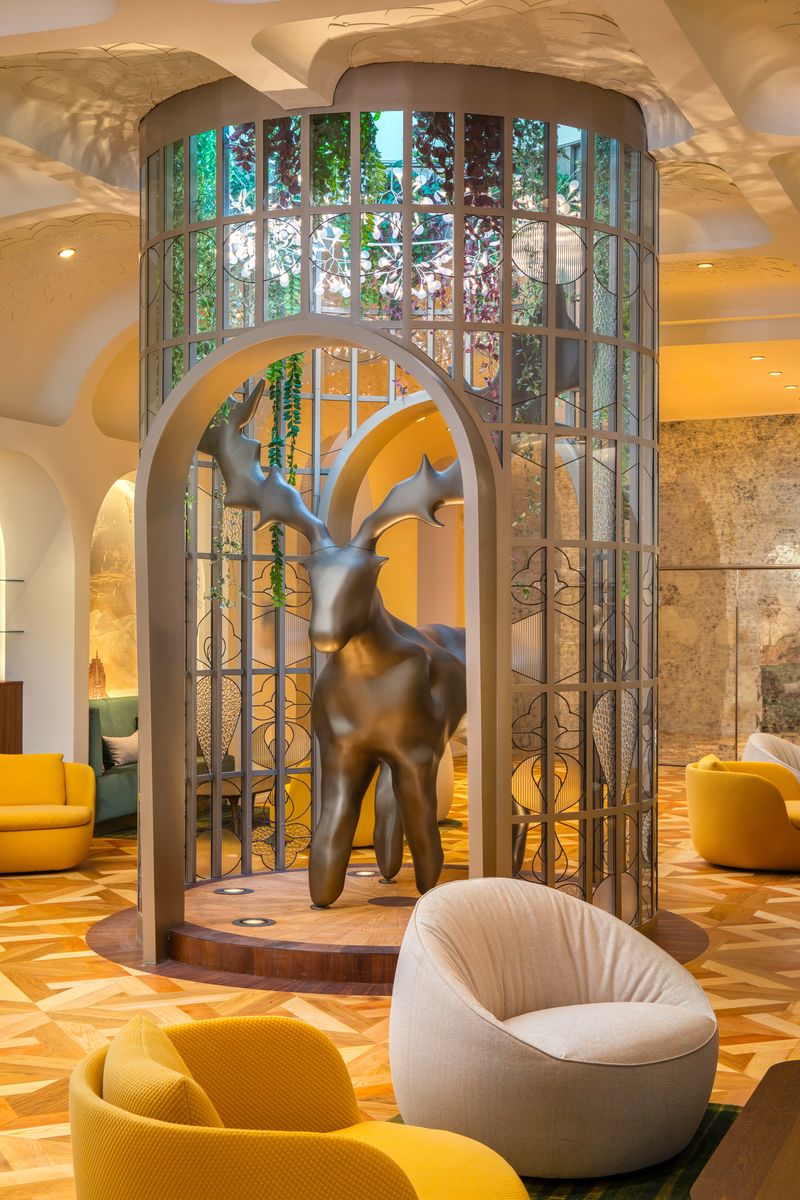 3_KIMPTON_BEM_BUDPEST_LOBBY_GOLDEN STAG.jpg