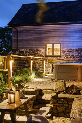Perfect-Stays-Willows-Rest-exterior-hot-tub.jpg