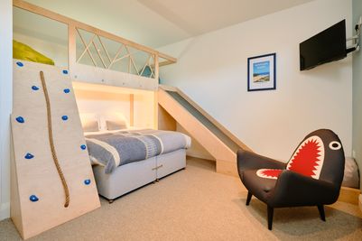 Perfect-Stays-The-Hideout-bedroom-4.jpg