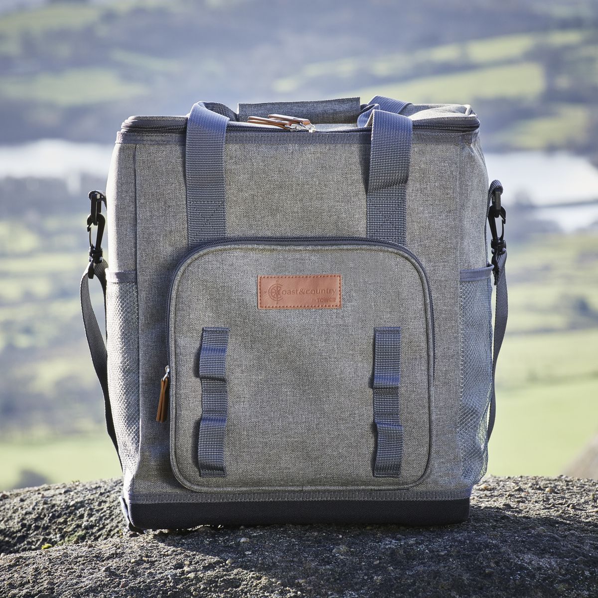 CC879026 Coast & Country by Tower Large 30L Cool Bag with Carry Handle_LS2.jpg
